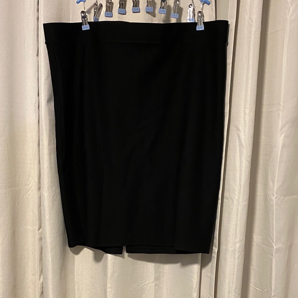 Torrid Elegant Classic Timeless Black Pencil Skirt knee length size 4 back slit